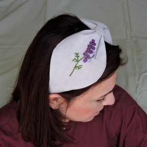 Χειροποίτη φλοράλ στέκα με κέντημα στο χέρι σε μπεζ λινό ύφασμα με μωβ λουλούδι / Handmade floral embroidery headband in beige linen cloth with purple flower. - στέκες - 4