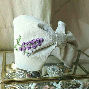 Χειροποίτη φλοράλ στέκα με κέντημα στο χέρι σε μπεζ λινό ύφασμα με μωβ λουλούδι / Handmade floral embroidery headband in beige linen cloth with purple flower. - στέκες - 3