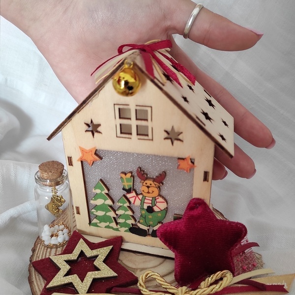 Γούρι 2021 ξύλινο σπιτάκι σε κορμό ξύλου - ξύλο, σπίτι, χριστουγεννιάτικα δώρα, γούρια, προσωποποιημένα - 4