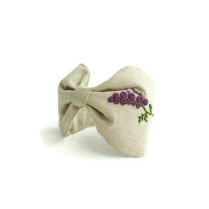 Χειροποίτη φλοράλ στέκα με κέντημα στο χέρι σε μπεζ λινό ύφασμα με μωβ λουλούδι / Handmade floral embroidery headband in beige linen cloth with purple flower. - στέκες