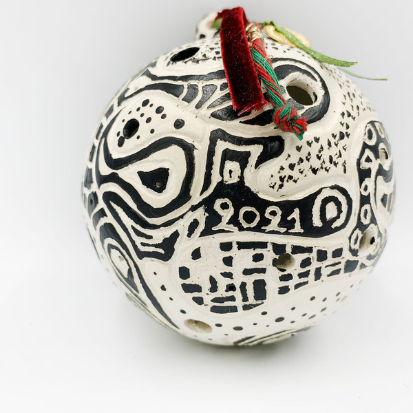 Κεραμική σκαλιστή μπάλα - γούρι 2021 - πηλός, χριστουγεννιάτικα δώρα, γούρια, μπάλες - 3