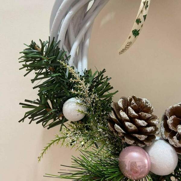 Χειροποιητο χριστουγεννιατικο στεφανι με κουκουναρια και μπαλιτσες ροζ και ασπρες - στεφάνια, διακοσμητικά, κουκουνάρι, χριστουγεννιάτικα δώρα - 4