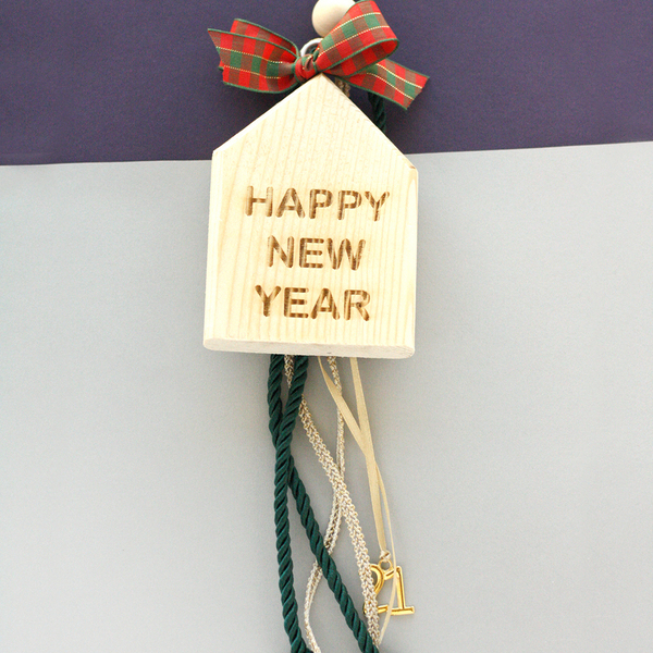 ΓΟΥΡΙ ΣΠΙΤΑΚΙ ΚΡΕΜΑΣΤΟ HAPPY NEW YEAR - ξύλο, σπίτι, χριστουγεννιάτικα δώρα, γούρια
