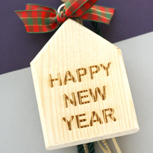 ΓΟΥΡΙ ΣΠΙΤΑΚΙ ΚΡΕΜΑΣΤΟ HAPPY NEW YEAR - ξύλο, σπίτι, χριστουγεννιάτικα δώρα, γούρια - 2
