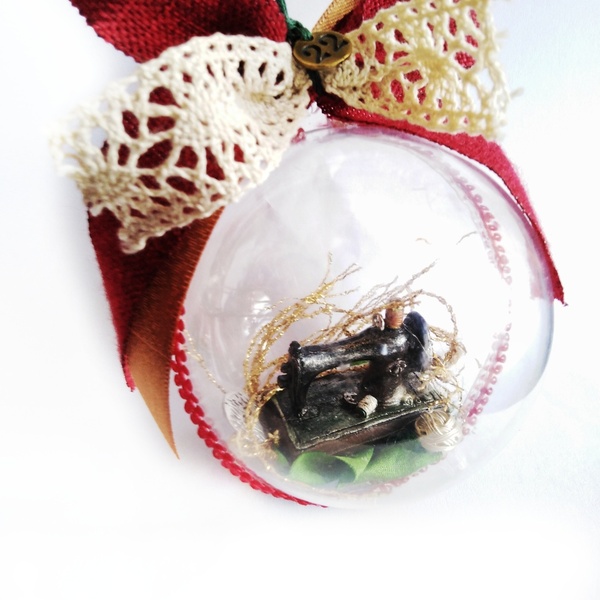 Χριστουγεννιάτικη μπάλα γούρι με ραπτομηχανή - vintage, plexi glass, γούρια, μπάλες - 2