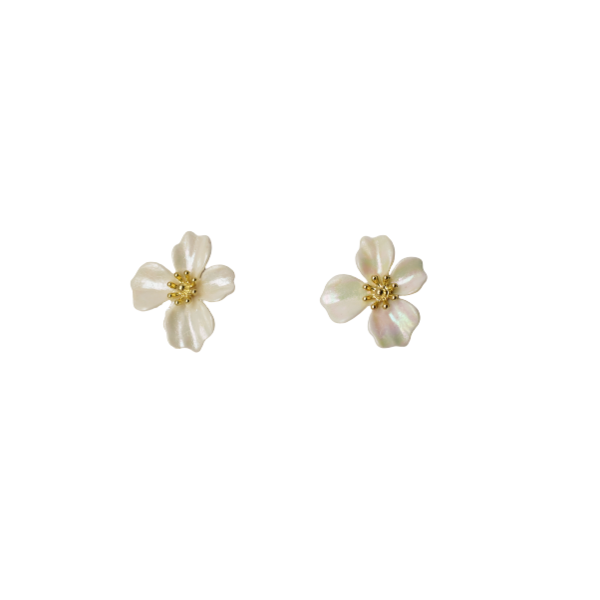 "White elegance"- Καρφωτά σκουλαρίκια λευκά λουλούδια (ορείχαλκος, 3εκ.) - ορείχαλκος, λουλούδι, καρφωτά, μικρά, plexi glass