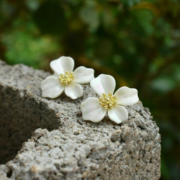 "White elegance"- Καρφωτά σκουλαρίκια λευκά λουλούδια (ορείχαλκος, 3εκ.) - ορείχαλκος, λουλούδι, καρφωτά, μικρά, plexi glass - 2