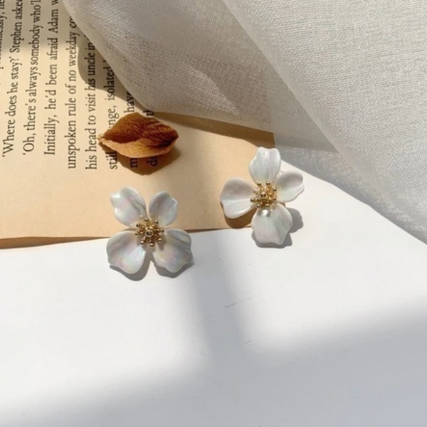 "White elegance"- Καρφωτά σκουλαρίκια λευκά λουλούδια (ορείχαλκος, 3εκ.) - ορείχαλκος, λουλούδι, καρφωτά, μικρά, plexi glass - 3
