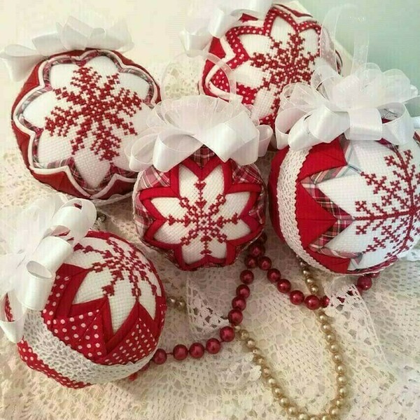 Χριστουγεννιάτικη μπάλα στολίδι με κεντητές κόκκινες χιονονιφάδες - ύφασμα, χιονονιφάδα, χριστουγεννιάτικα δώρα, στολίδια, μπάλες - 4