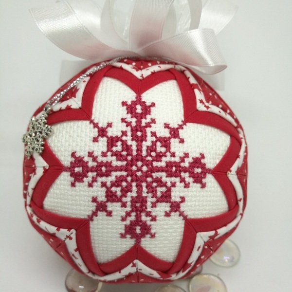 Χριστουγεννιάτικη μπάλα στολίδι με κεντητές κόκκινες χιονονιφάδες - ύφασμα, χιονονιφάδα, χριστουγεννιάτικα δώρα, στολίδια, μπάλες - 3