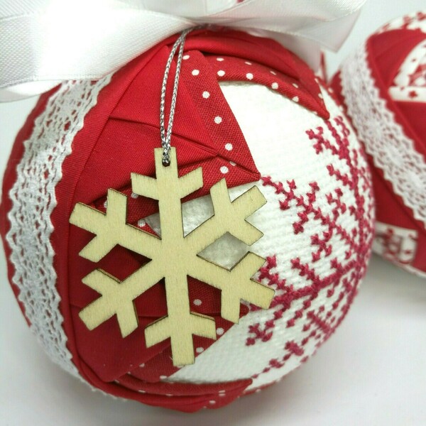 Χριστουγεννιάτικη μπάλα στολίδι με κεντητές κόκκινες χιονονιφάδες - ύφασμα, χιονονιφάδα, χριστουγεννιάτικα δώρα, στολίδια, μπάλες - 5