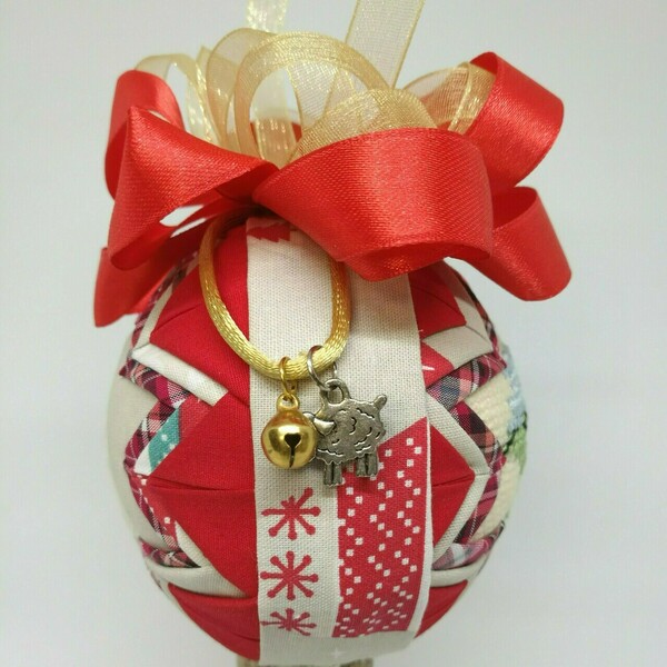Χριστουγεννιάτικη μπάλα στολίδι με κεντητό αρνάκι - ύφασμα, χριστουγεννιάτικα δώρα, στολίδια, μπάλες - 3