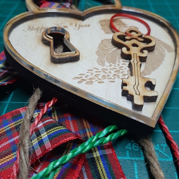 Ξύλινο γούρι καρδιά , κλειδί και την θεά Τύχη - ύφασμα, ξύλο, νήμα, χριστουγεννιάτικα δώρα, γούρια - 2