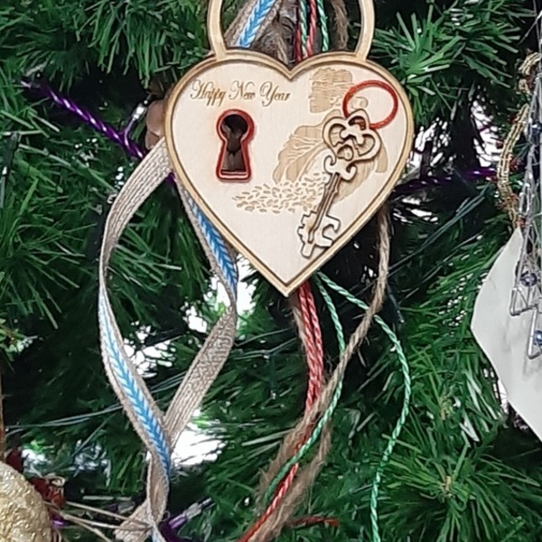 Ξύλινο γούρι καρδιά , κλειδί και την θεά Τύχη - ύφασμα, ξύλο, νήμα, χριστουγεννιάτικα δώρα, γούρια - 3