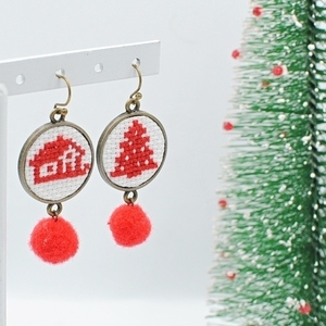 Κεντητά σκουλαρίκια *Christmas Neighborhood* - κόκκινο, ορείχαλκος, σπιτάκι, κρεμαστά, χριστούγεννα