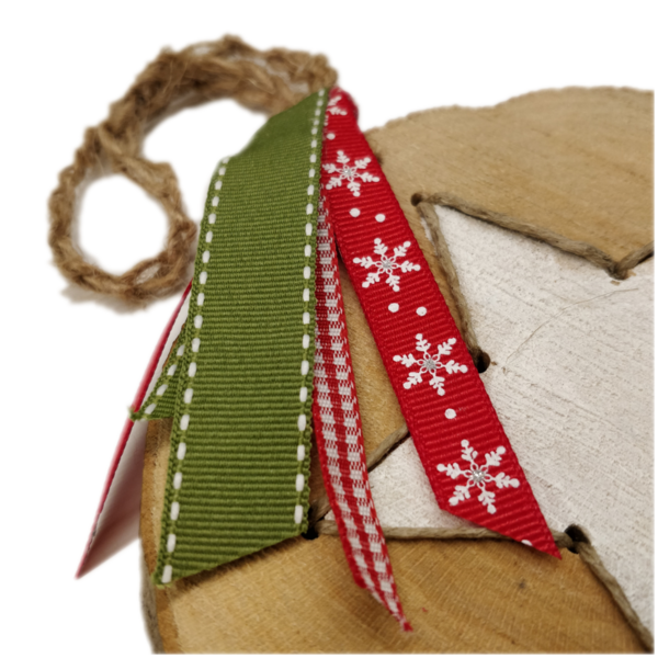 "Κέντημα σε ξύλο!" - Χειροποίητο στολίδι ξύλο, διάμετρος 13 εκ. Κεντημένο λευκό αστέρι, κόκκινη πράσινη κορδέλα - ξύλο, αστέρι, χριστουγεννιάτικα δώρα, στολίδι δέντρου - 4