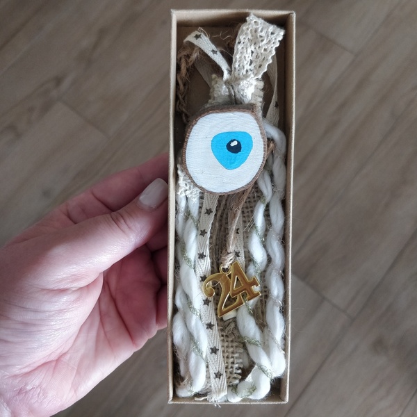 "Μάτι μπλε!" - Χειροποίητο γούρι 2024 μήκος 25 εκ. Καφέ ξύλο ζωγραφισμένο στο χέρι με μαλλί και κορδέλες μπεζ λευκό - γούρι, μάτι, χριστουγεννιάτικα δώρα, πρωτότυπα δώρα, γούρια - 4