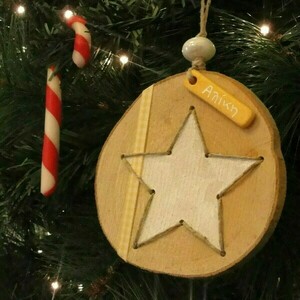 "Κέντημα σε ξύλο!" – Χειροποίητο στολίδι αστέρι από ξύλο, διάμετρος 13 εκ. με Όνομα - Προσωποποίηση - Πρώτα Χριστούγεννα - ξύλο, αστέρι, όνομα - μονόγραμμα, πρώτα Χριστούγεννα, προσωποποιημένα - 3