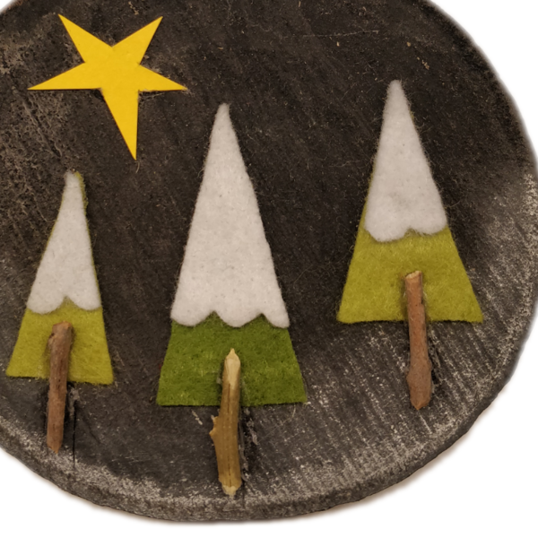 "Άγια Νύχτα!" – Μαύρο χειροποίητο στολίδι δέντρου από ξύλο με δέντρα από τσόχα, διάμετρος 10 έως 12 εκ. - ξύλο, χριστουγεννιάτικα δώρα, στολίδι δέντρου, στολίδια, δέντρο - 2