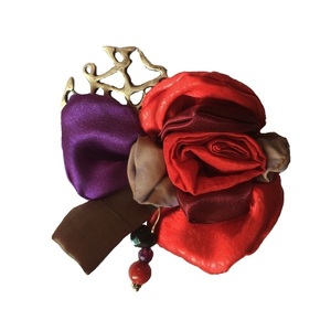 Υφασμάτινη Καρφίτσα με κόκκινο σατέν τριαντάφυλλο - ύφασμα, λουλούδια, χάντρες, μαμά, μπρούντζος