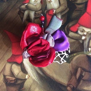 Υφασμάτινη Καρφίτσα με κόκκινο σατέν τριαντάφυλλο - ύφασμα, λουλούδια, χάντρες, μαμά, μπρούντζος - 4