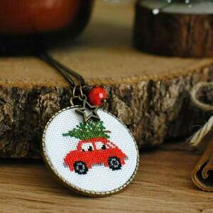 Κεντητό μενταγιόν *Driving home for Christmas* - κεντητά, ορείχαλκος, χριστουγεννιάτικο δέντρο, χριστούγεννα - 2