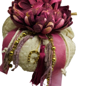 Χειροποίητη κολοκύθα γούρι με λουλούδι και μπορντό φούντα ( 15,5 χ 14 εκ. ) - ύφασμα, χριστουγεννιάτικο, χριστουγεννιάτικα δώρα, κολοκύθα, γούρια - 5