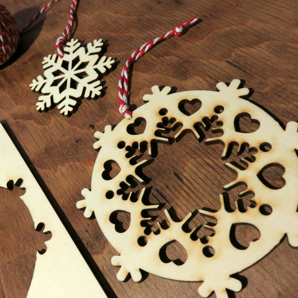 Διπλό ξύλινο στολίδι "Νιφάδα 1" σε κάρτα - ξύλο, χάραξη, χριστουγεννιάτικα δώρα, στολίδια, προσωποποιημένα - 3