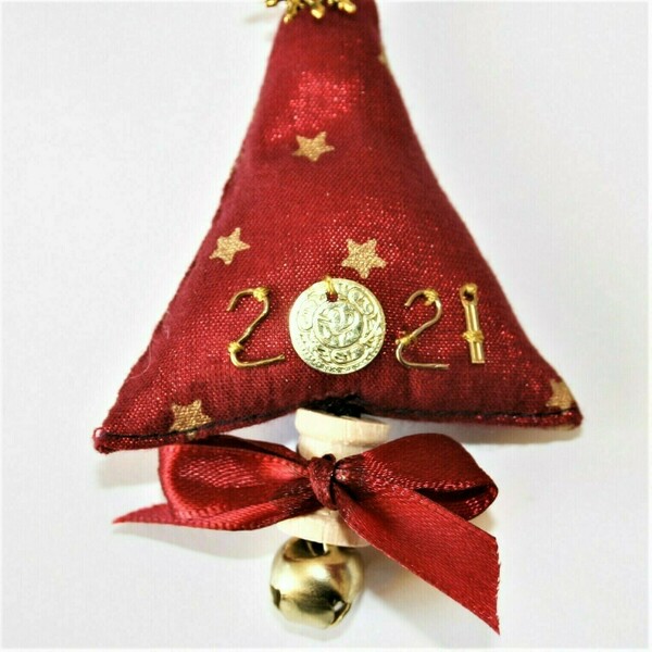 Γούρι 2021 Γιορτινό Δεντράκι από χριστουγεννιάτικο-ύφασμα. Φλουρί, κουδουνάκι. - ύφασμα, χειροποίητα, χριστουγεννιάτικα δώρα, γούρια, δέντρο - 2