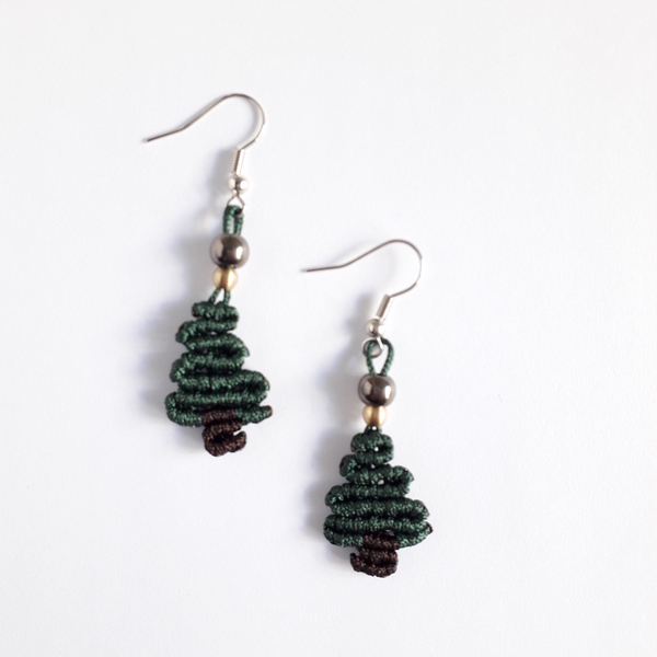 Μικρά Σκουλαρίκια Χριστουγεννιάτικο Δέντρο σκούρο πράσινο - ημιπολύτιμες πέτρες, μακραμέ, κρεμαστά, γάντζος, χριστουγεννιάτικα δώρα