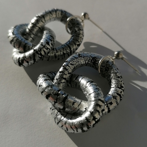 Μοντέρνα ασημί σκουλαρίκια σε σχήμα κόμπου - χειροποίητα, ατσάλι, μεγάλα, faux bijoux, καρφάκι - 3