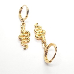 Μίνιμαλ χρυσά σκουλαρίκια φίδι - επιχρυσωμένα, ορείχαλκος, κρίκοι, φθηνά - 2