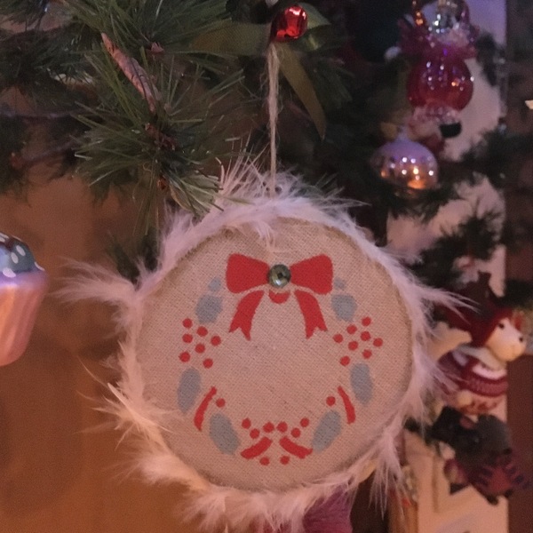 Χριστουγεννιάτικο στολίδι με στένσιλ και φτερά. - ύφασμα, ξύλο, χριστουγεννιάτικα δώρα, στολίδια - 2