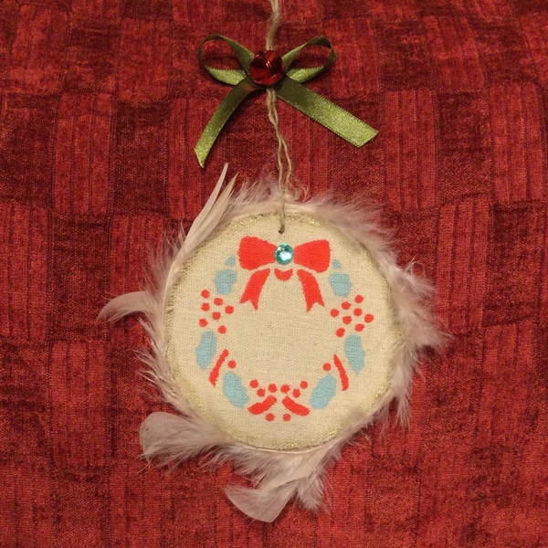 Χριστουγεννιάτικο στολίδι με στένσιλ και φτερά. - ύφασμα, ξύλο, χριστουγεννιάτικα δώρα, στολίδια - 3