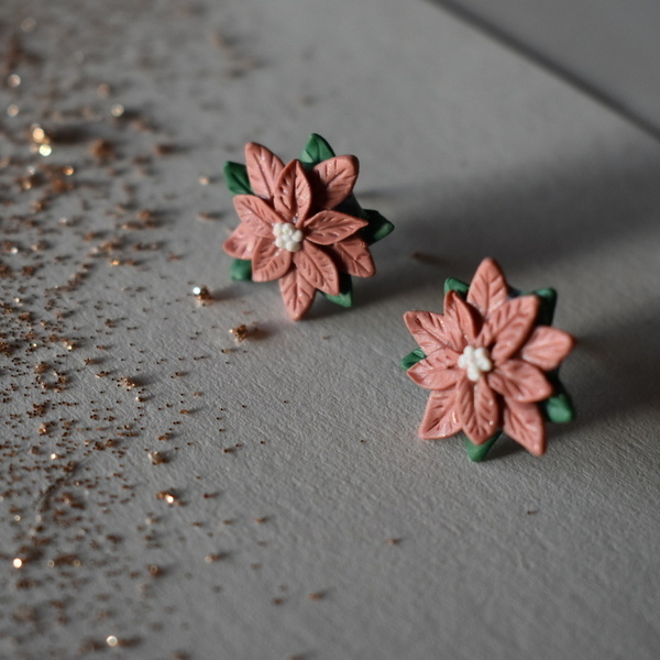 Rose Gold Poinsettias | Χειροποίητα καρφωτά σκουλαρίκια χριστουγεννιάτικα αλεξανδρινά λουλούδια (πηλός, ατσάλι) - πηλός, λουλούδι, καρφωτά, μικρά, ατσάλι, καρφάκι - 2