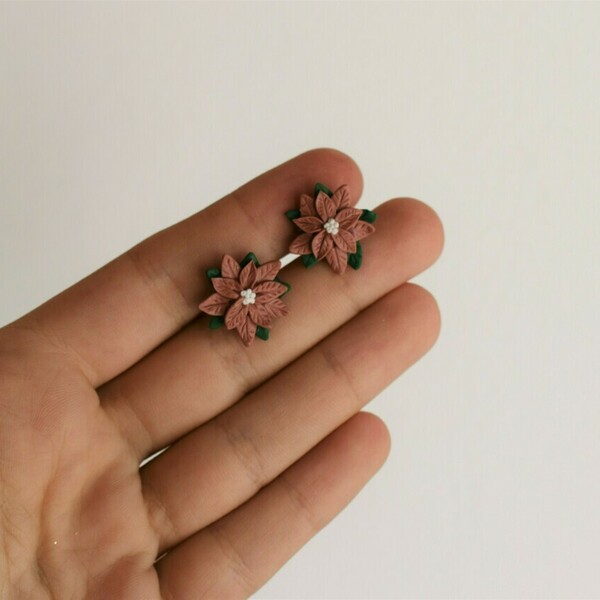 Rose Gold Poinsettias | Χειροποίητα καρφωτά σκουλαρίκια χριστουγεννιάτικα αλεξανδρινά λουλούδια (πηλός, ατσάλι) - πηλός, λουλούδι, καρφωτά, μικρά, ατσάλι, καρφάκι - 3