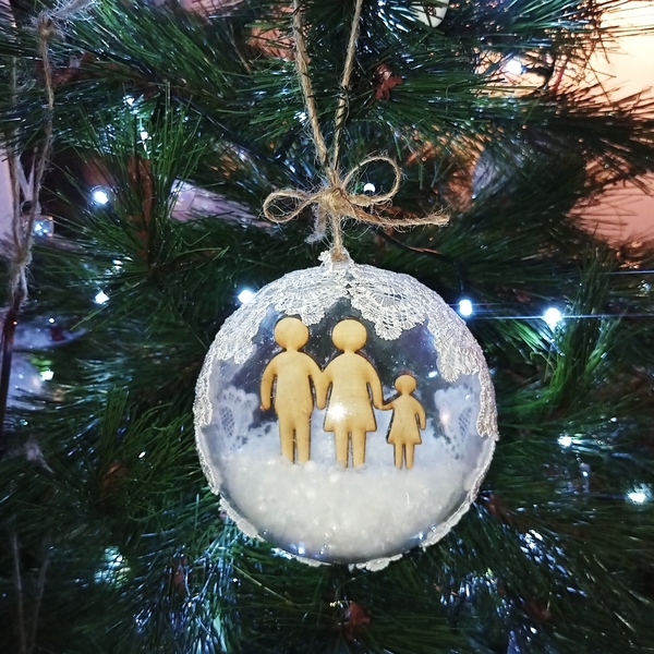 Χριστουγεννιάτικη μπάλα οικογένεια με ένα κορίτσι - ξύλο, στολίδια, προσωποποιημένα, μπάλες - 2