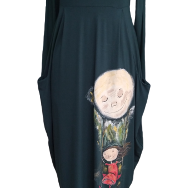 Φόρεμα ελληνικής κατασκευής ,με σχέδιο κορίτσι σε κούνια με φεγγάρι.