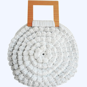 Τσάντα στρογγυλή λευκή χειρός με ξύλινες λαβές - ξύλο, χειρός, πλεκτές τσάντες