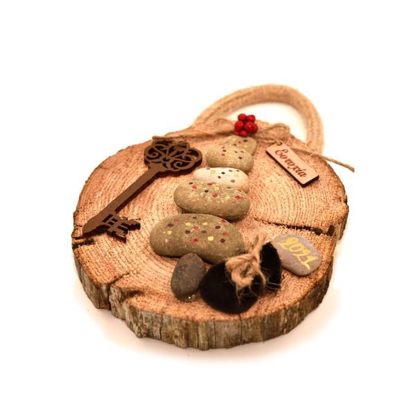 Κρεμαστό καδράκι σε φέτα ξύλου με βότσαλα - ξύλο, γούρια, δέντρο