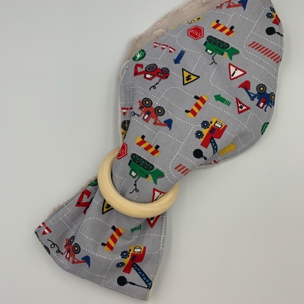 Μασητικό σε σχήμα «Αυτιά κουνελιού» με ξύλινο κρίκο σε θέμα Εργοτάξιο. - δώρα για μωρά, μασητικά μωρού - 3