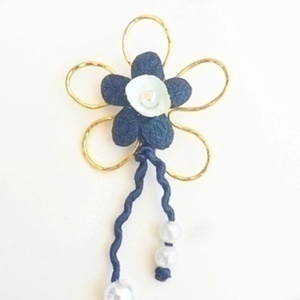 Καρφιτσα ορειχαλκινη λουλουδι με ασπρο-μπλε κουκουλι - μετάξι, ορείχαλκος
