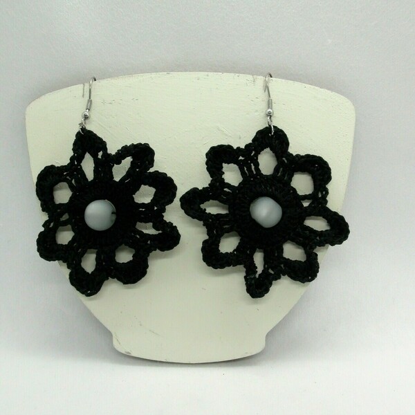 Σκουλαρίκια μαργαρίτα μαύρα πλεκτά με το βελονάκι - λουλούδι, κρεμαστά, πλεκτά - 2