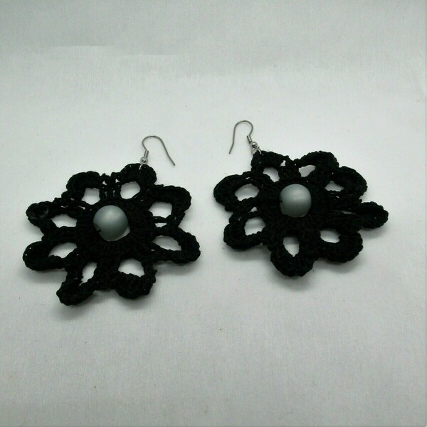 Σκουλαρίκια μαργαρίτα μαύρα πλεκτά με το βελονάκι - λουλούδι, κρεμαστά, πλεκτά - 3