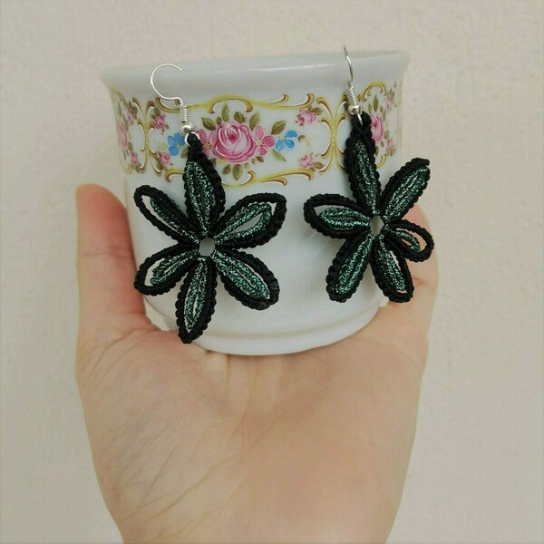 Μακραμέ δίχρωμα σκουλαρίκια σε σχήμα λουλουδιού (Μαύρο-πετρόλ) - μακραμέ, λουλούδι, κρεμαστά, γάντζος - 5