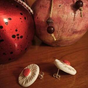 Σκουλαρίκια καρφάκι λευκή μαργαρίτα με κόκκινο - ασήμι, πηλός, λουλούδι, καρφωτά, μικρά - 3