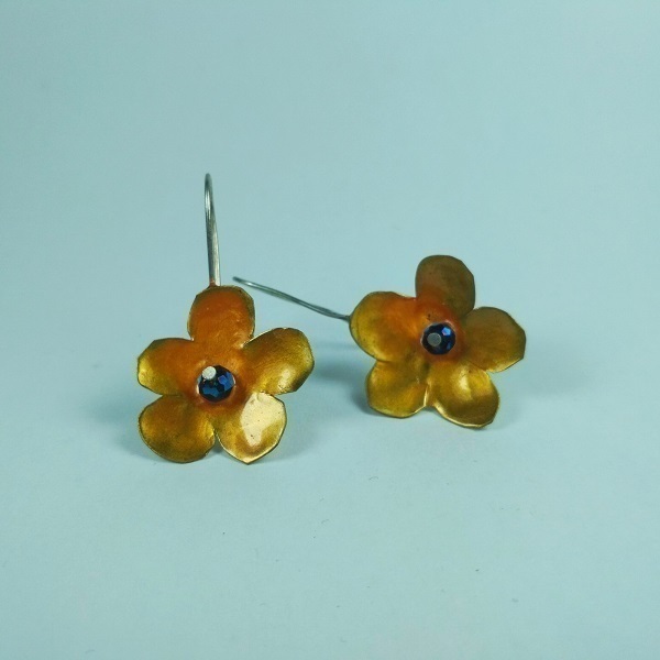 Χειροποίητα σκουλαρίκια μαργαρίτες με μπλε χαντράκι ιριδίζον - ορείχαλκος, λουλούδι, μικρά, κρεμαστά, φθηνά - 5