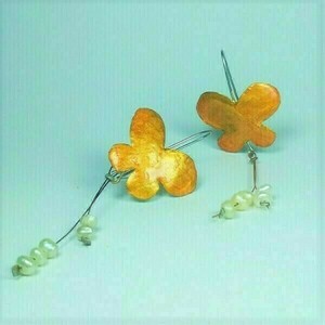 Σκουλαρίκια Πεταλούδες με μαργαριταράκια - ορείχαλκος, μικρά, κρεμαστά, φθηνά - 3