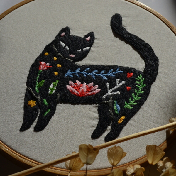Χειροποίητο τελάρο κεντήματος "The one with the black floral cat" - χειροποίητα, τελάρα κεντήματος - 4