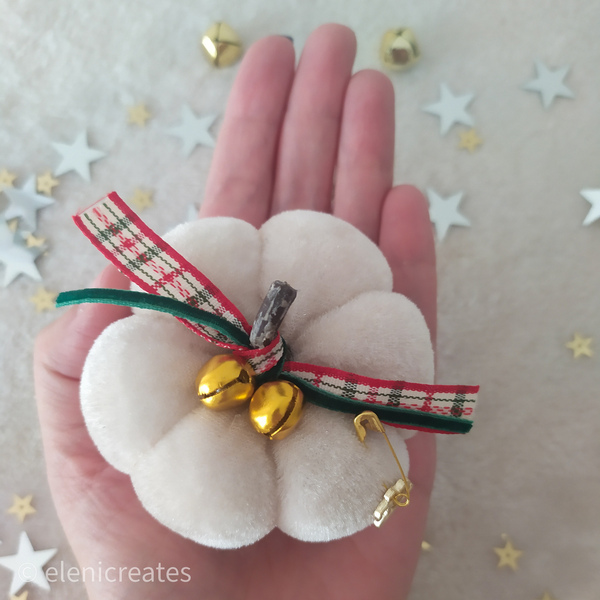 Μίνι βελούδινη κολοκύθα γούρι - ιβουάρ καρώ κορδέλα 7,5*7,5 εκατοστά - βελούδο, χριστουγεννιάτικα δώρα, κολοκύθα, γούρια - 2